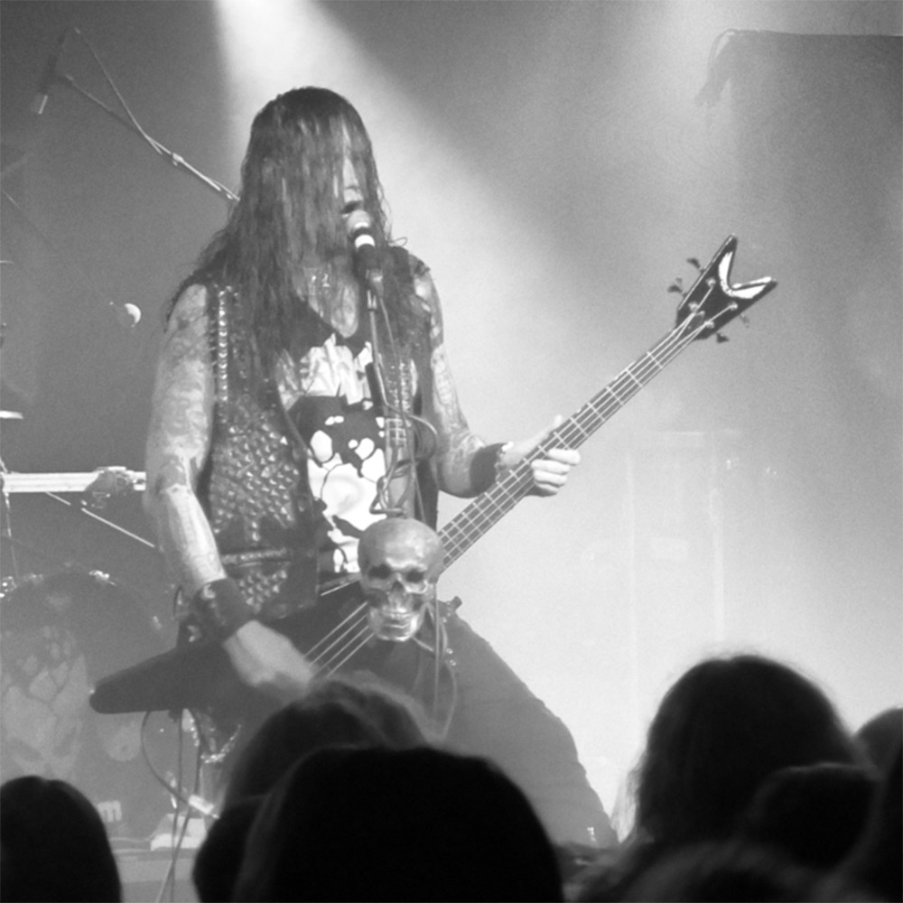 Schmier (Marcel Schirmer) playing bass and singing on stage