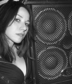 Nicki Tedesco next to Ampeg cab