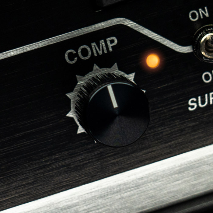 Close-up of Peak LED and Mute switch on Venture bass amp